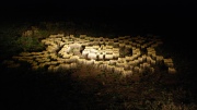 „Ketvirtainis“. 

Foto: Inga Raubaitė, 7x7 .2014. ai - geometrinis audinio raštas, vadinamas ketvirtainiu, labai paplitęs senovės lietuvių audiniuose ir matytas močiutės austose lovatiesėse. Esu gavusi kelis audinius dovanų prisiminimui. Vienas iš audinių yra būtent tokio rašto motyvais ir geltonos spalvos, kurį „išaudžiau“ pagaliukais žemėje.