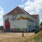 Arūnas ir Reda Uogintai. Grafitis "Rūpintojėlis" ant Aukštelkės mokyklos fasado, 2018