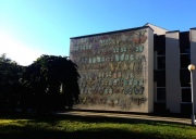 Reda ir Arūnas Uogintai. Grafitis ant Šiaulių valstybinio dramos teatro fasado, 2018